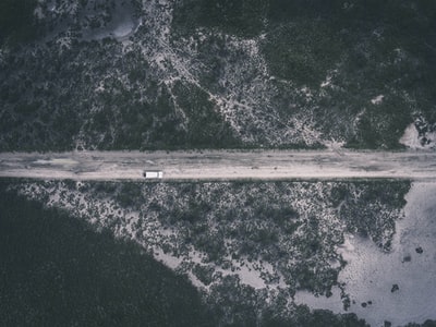 航空摄影的车辆在道路上
